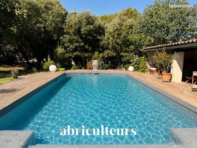 Maison 8 pièces 252 m²