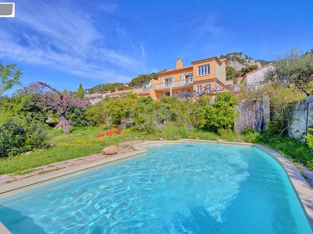 Maison 8 pièces 253 m²