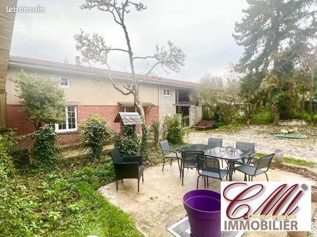 Maison 8 pièces 253 m²