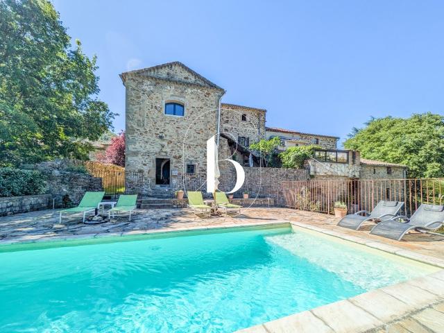 Maison 8 pièces 265 m²
