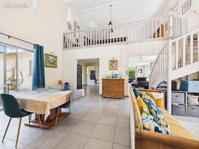 Maison 8 pièces 265 m²