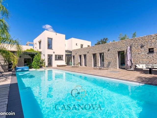 Maison 8 pièces 266 m²