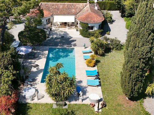 Maison 8 pièces 266 m²
