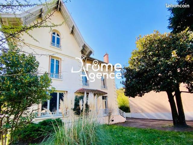 Maison 8 pièces 260 m²