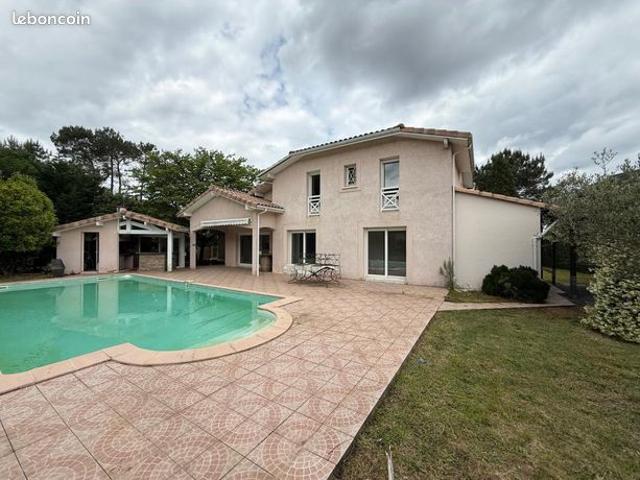 Maison 8 pièces 260 m²