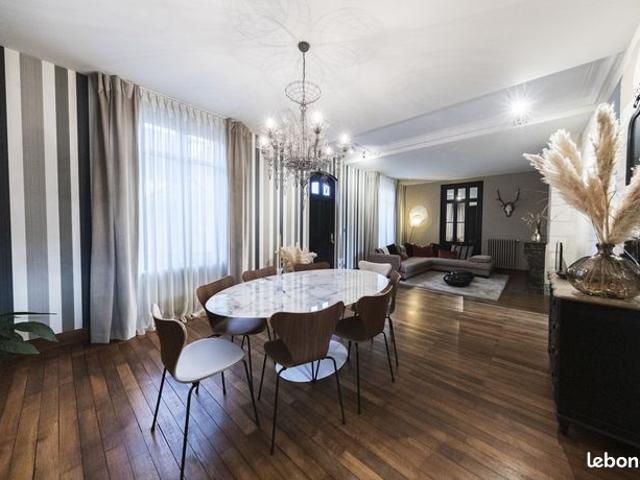 Maison 8 pièces 260 m²