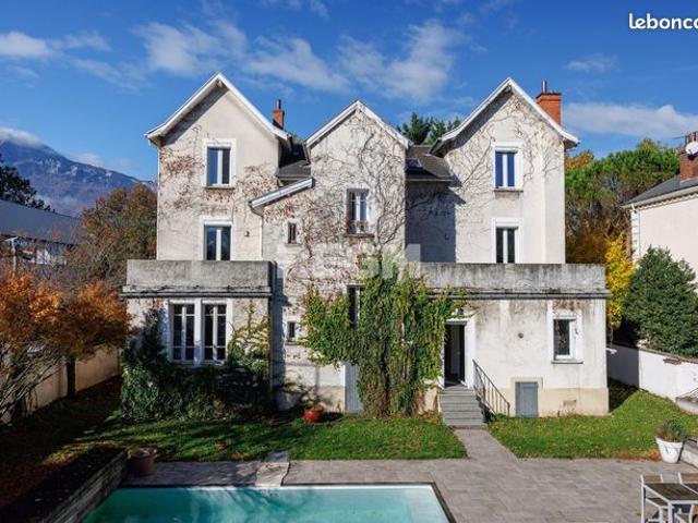 Maison 8 pièces 260 m²