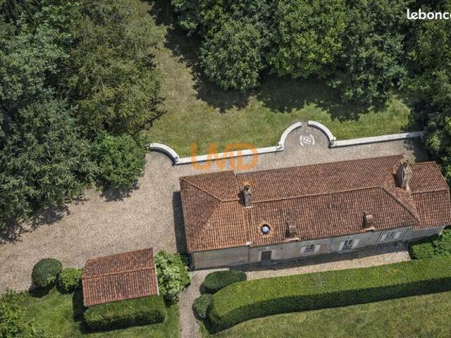 Maison 8 pièces 261 m²