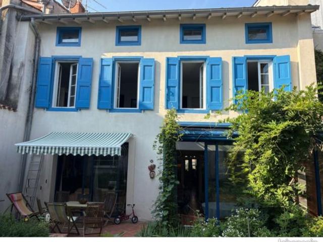 Maison 8 pièces 261 m²