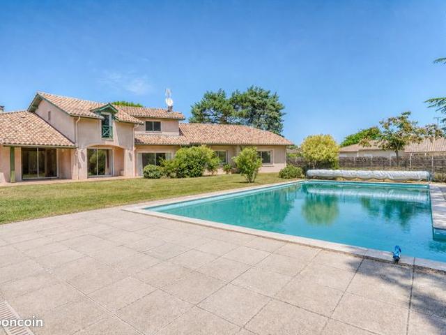 Maison 8 pièces 261 m²
