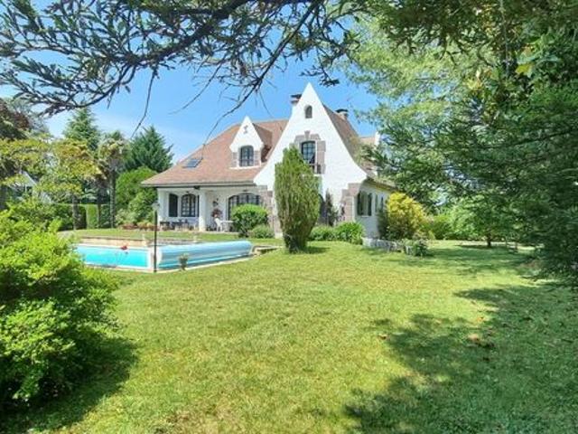 Maison 8 pièces 261 m²
