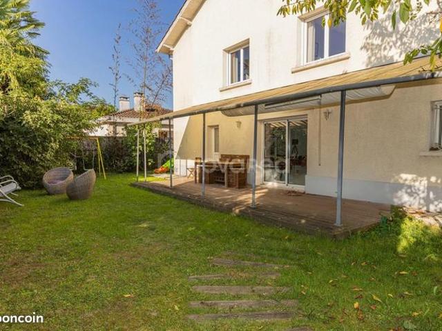 Maison 8 pièces 261 m²