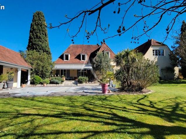 Maison 8 pièces 261 m²