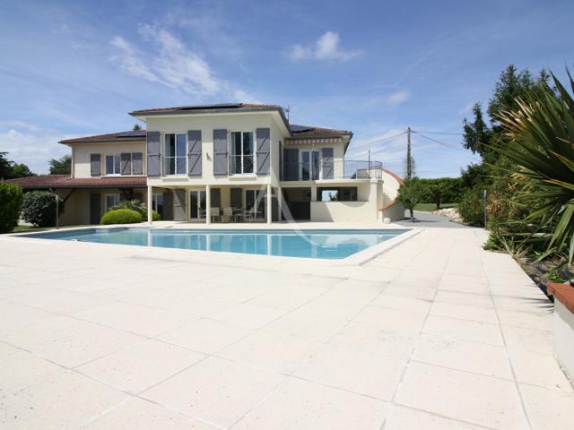 Maison 8 pièces 261 m²