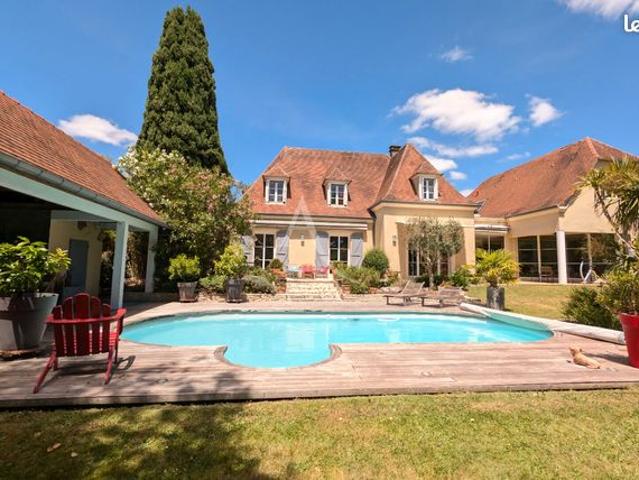 Maison 8 pièces 261 m²