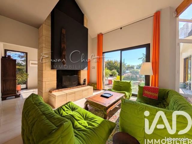Maison 8 pièces 261 m²