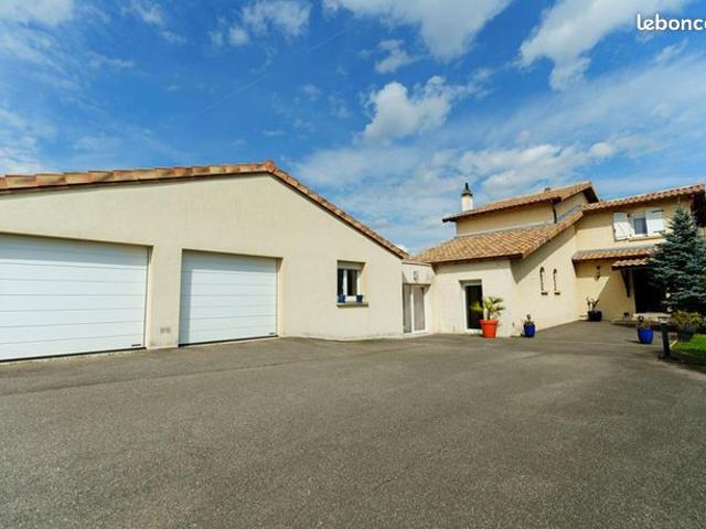 Maison 8 pièces 261 m²