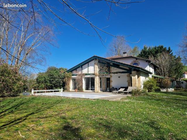 Maison 8 pièces 263 m²
