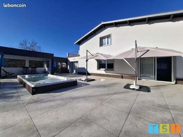 Maison 8 pièces 263 m²