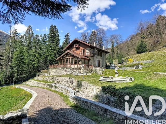 Maison 8 pièces 277 m²