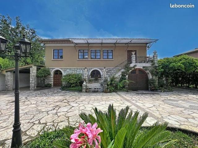 Maison 8 pièces 270 m²