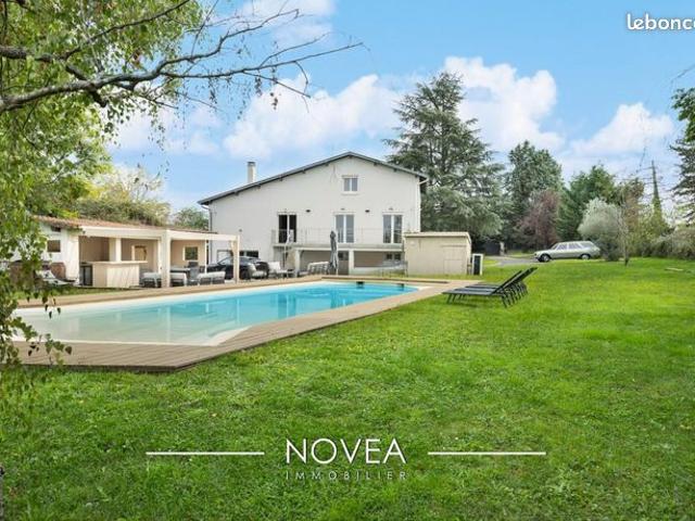 Maison 8 pièces 338 m²