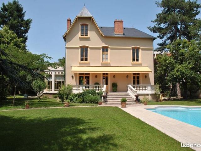 Maison 8 pièces 299 m²