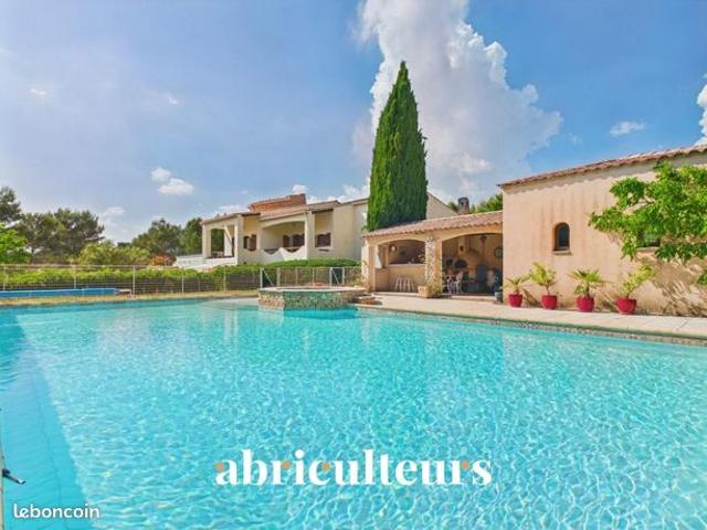 Maison 8 pièces 308 m²
