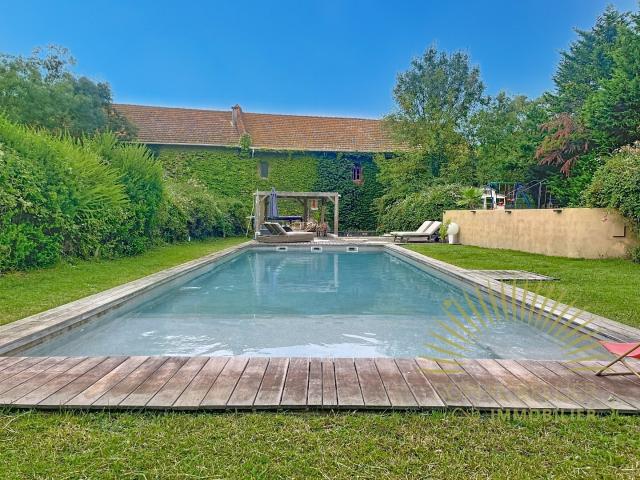 Maison 8 pièces 300 m²