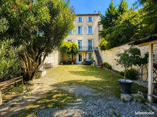 Maison 8 pièces 300 m²
