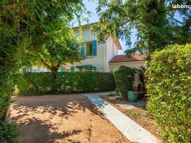 Maison 8 pièces 300 m²
