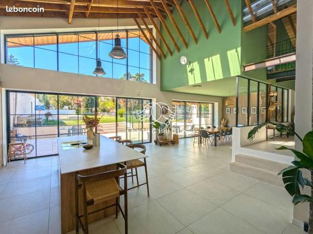 Maison 8 pièces 310 m²