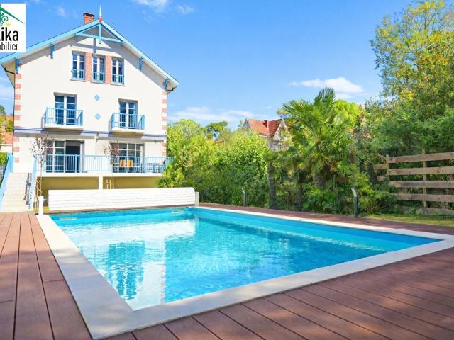 Maison 8 pièces 300 m²
