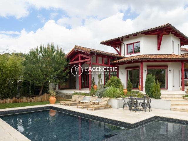 Maison 8 pièces 300 m²