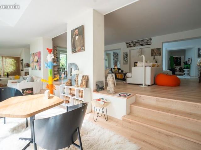 Maison 8 pièces 300 m²