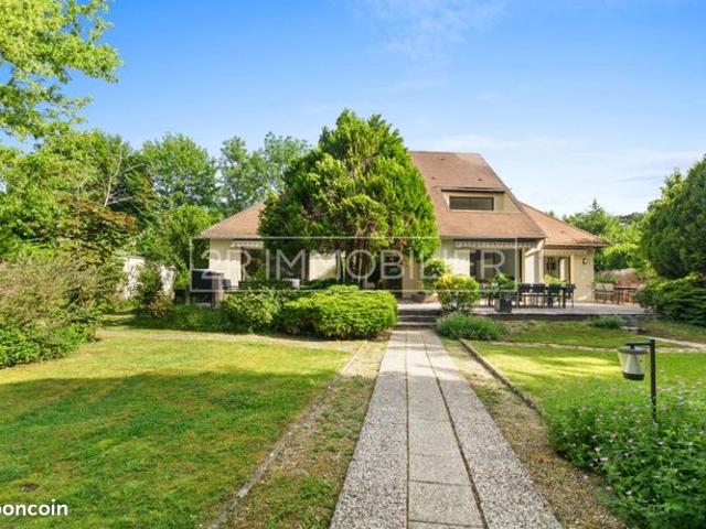 Maison 8 pièces 300 m²
