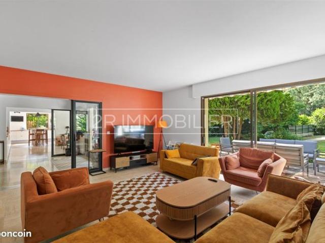 Maison 8 pièces 300 m²