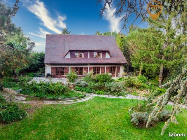 Maison 8 pièces 300 m²