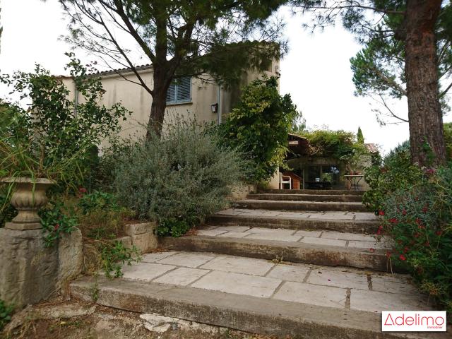 Maison 8 pièces 300 m²