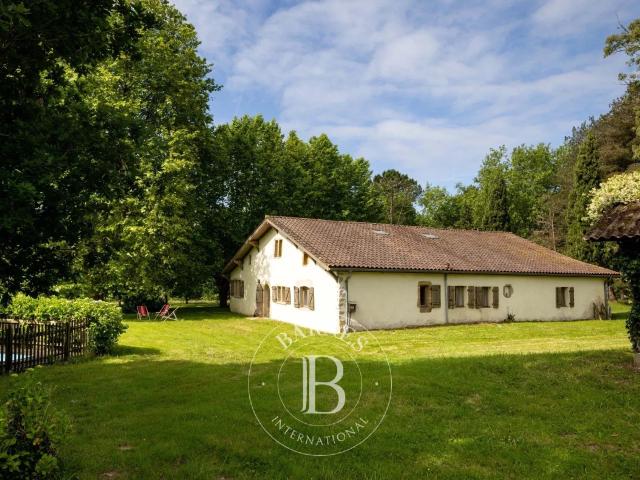 Maison 8 pièces 301 m²