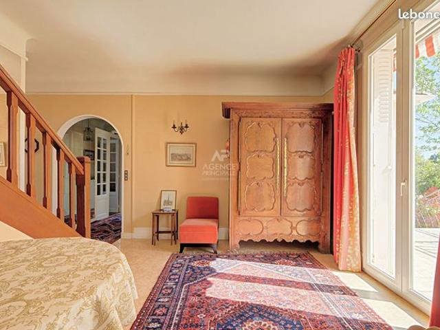 Maison 8 pièces 301 m²