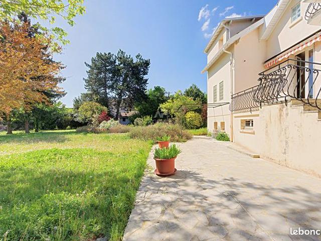 Maison 8 pièces 301 m²
