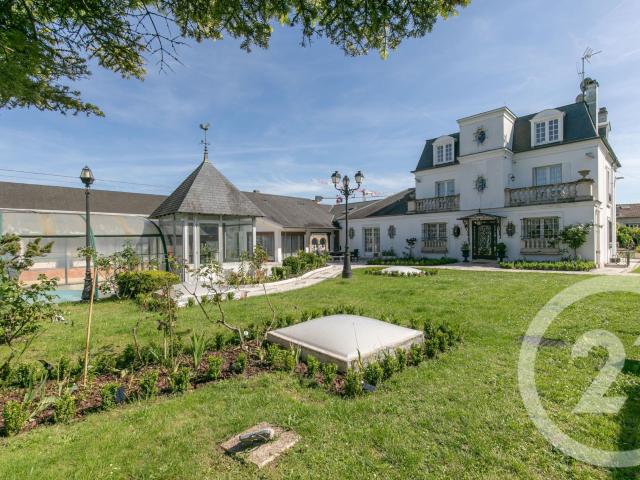 Maison 8 pièces 302 m²