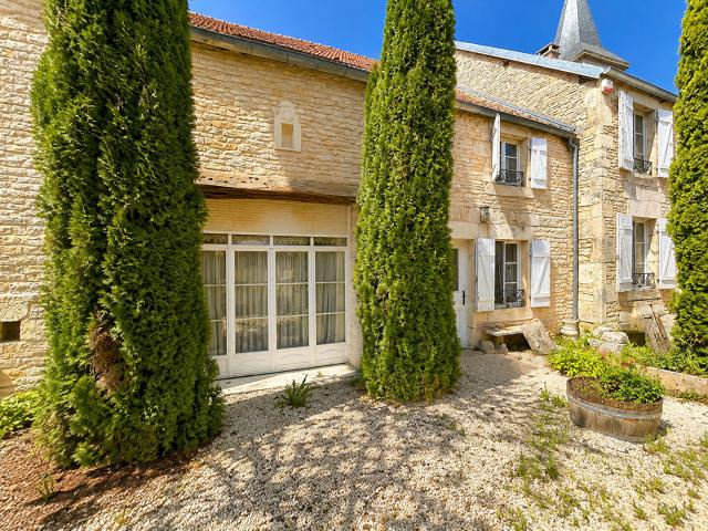 Maison 8 pièces 302 m²