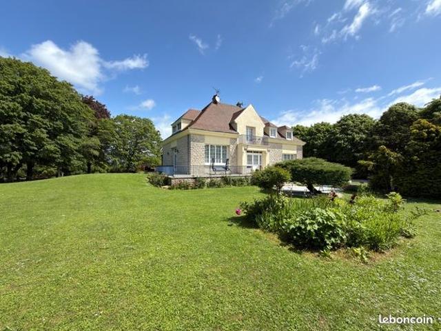 Maison 8 pièces 303 m²