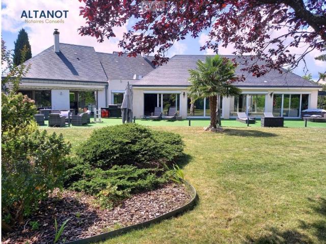 Maison 8 pièces 317 m²