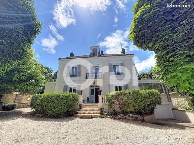 Maison 8 pièces 317 m²