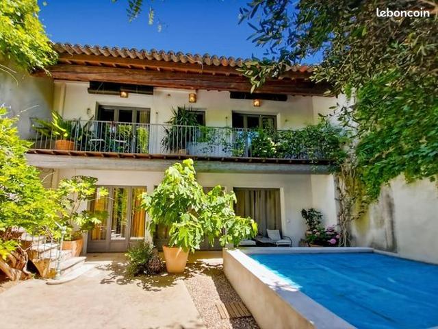 Maison 8 pièces 318 m²