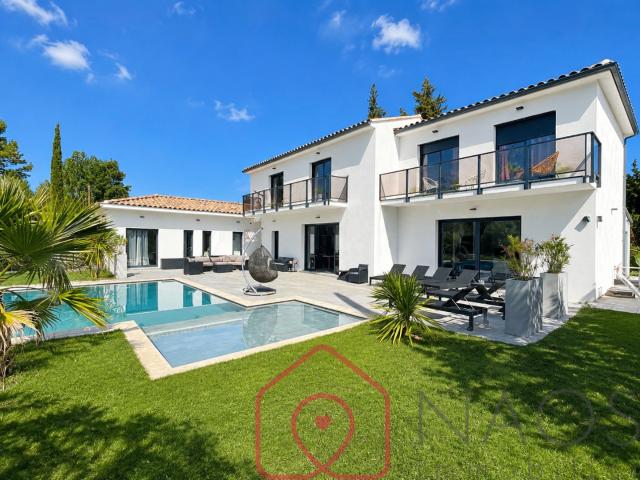 Maison 8 pièces 318 m²