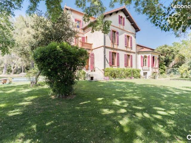 Maison 8 pièces 319 m²